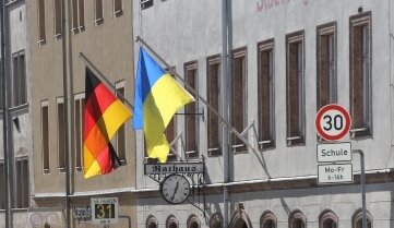 Unbekannte reißen Flagge vom Rathaus - Als Zeichen der Solidarität hatte Augustusburg die Fahne gehisst. 