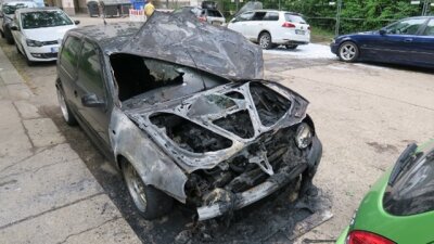 Unbekannte setzen Autos in Brand - Zeugengesuch - 