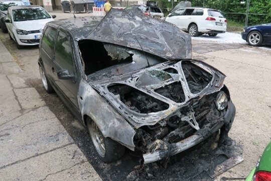 Unbekannte setzen Autos in Brand - Zeugengesuch - 