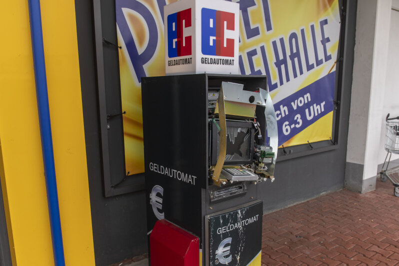 Unbekannte sprengen Geldautomat - Polizei sucht Zeugen - In der Nacht zu Sonntag haben Unbekannte auf noch nicht geklärte Weise einen Geldautomaten vor einer derzeit geschlossenen Spielothek an der Auer Straße in Stollberg aufgesprengt.