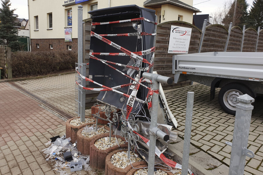 Unbekannte sprengen Zigarettenautomat in Pfaffenhain - Unbekannte haben in Pfaffenhain einen Zigarettenautomat gesprengt ...