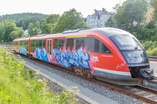 Unbekannte sprühen Graffiti an Erzgebirgsbahn - 