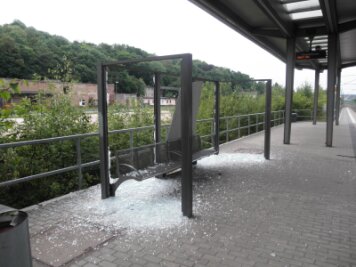 Unbekannte verwüsten Bahnhof in Crimmitschau - Offenbar mit Betonpflastersteinen und Schottersteinen haben Unbekannte Scheiben an der Haltestelle zerstört.