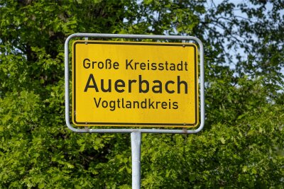 Unbekannte werfen bei Auerbach Leitpfosten und Steine auf die Straße - Die Polizei sucht Zeugen zu einem Vorfall nahe Auerbach.