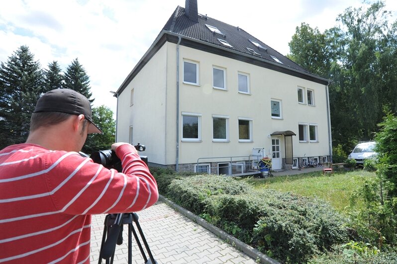 Unbekannte werfen Molotowcocktails auf künftiges Asylbewerberheim in Lunzenau - 