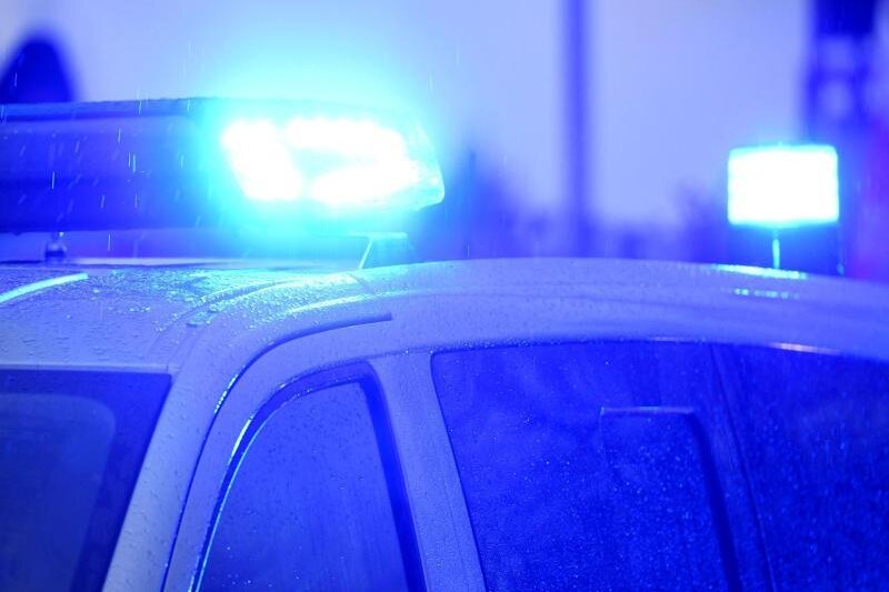            Blaulichter leuchten auf dem Dach eines Polizeifahrzeugs.