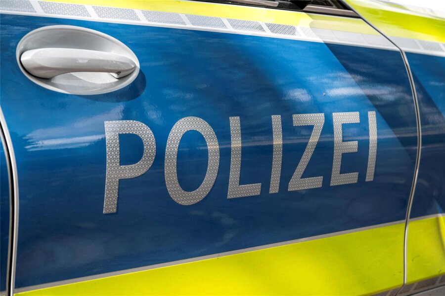 Unbekannte zerkratzen in Plauen Fahrerseite eines Autos - Die Polizei sucht Zeugen, die gesehen haben, wie in Plauen ein schwarzer Mercedes beschädigt wurde.