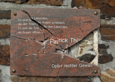 Unbekannte zerschlagen Gedenktafel von getötetem Patrick Thürmer - 