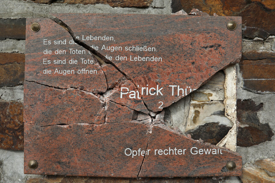 Unbekannte zerschlagen Gedenktafel von getötetem Patrick Thürmer - 