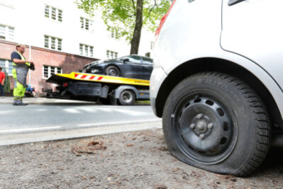 Unbekannte zerstechen Reifen - 