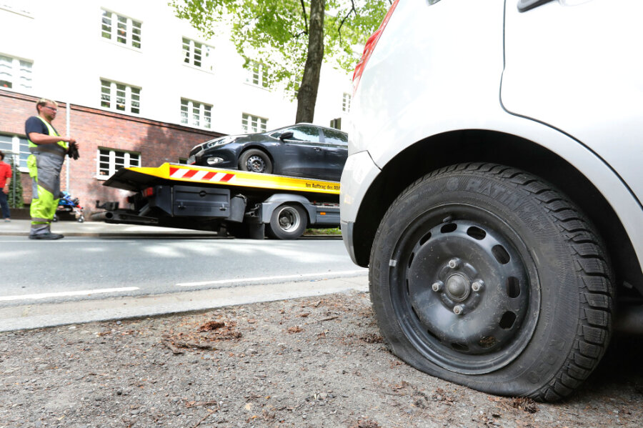 Unbekannte zerstechen Reifen - 