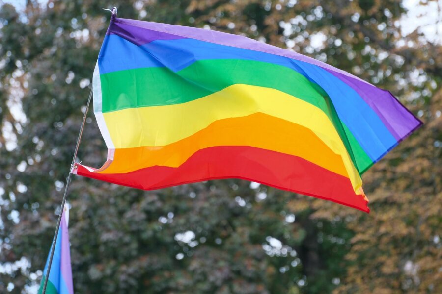 Unbekannte zünden Regenbogenflagge in Limbach-Oberfrohna an - Die Regenbogenfahne steht für Weltoffenheit und sexuelle Toleranz.