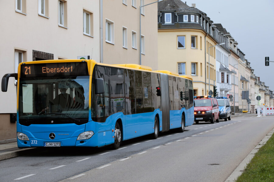 Unbekannter attackiert Fahrgäste mit Reizspray in Linienbus - Nach einer Sprayattacke am Sonntagnachmittag an der Haltestelle Helmholtzstraße in Chemnitz