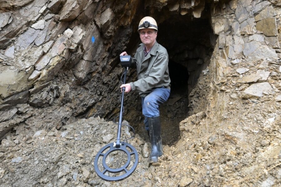 Der Zwönitzer Jens Hahn hat einen Metalldetektor in der Hand. Damit erkundete er den Bergbaustollen, der hinter ihm rund 20 Meter in den Zwönitzer Untergrund führt. 