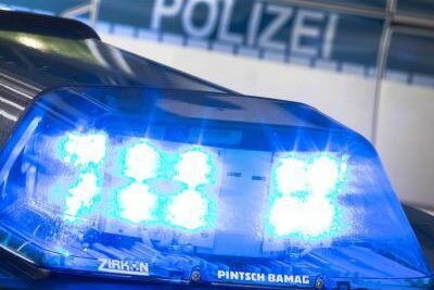 Unbekannter fährt Postauto einen Spiegel ab und flüchtet - Ein unbekannter Autofahrer hat in Auerbach am Montag ein Postauto geschädigt und ist dann geflüchtet.