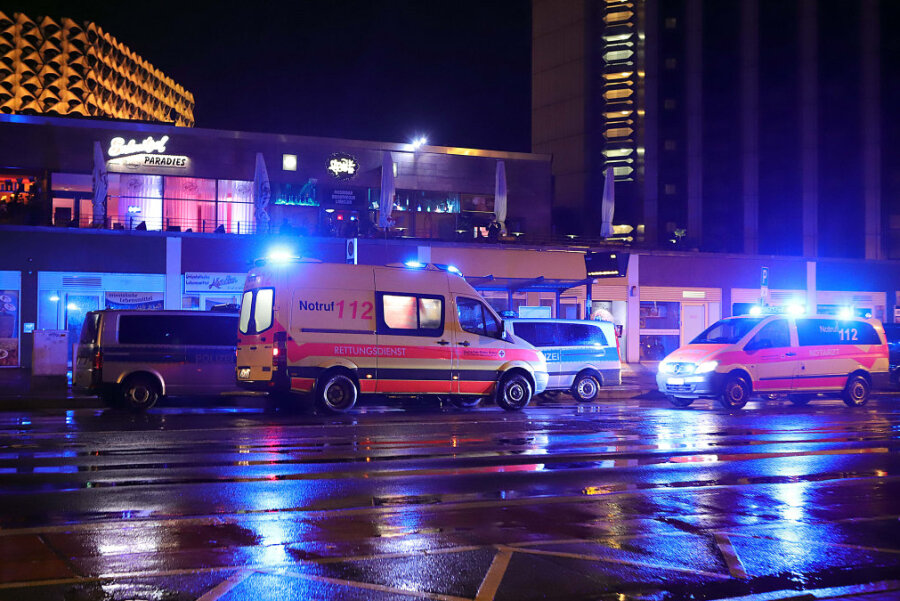Unbekannter Täter verletzt 27-Jährigen mit Messer - Ein 27-Jähriger ist bei einer tätlichen Auseinandersetzung in der Nacht zum Sonntag im Chemnitzer Zentrum schwer verletzt worden.