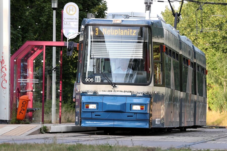 Unbekannter wirft in Zwickau-Neuplanitz Stein auf Straßenbahn - Eine Straßenbahn der Linie 3 an der Haltestelle Erich-Mühsam-Straße in Zwickau.