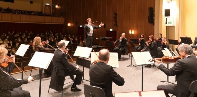 Die Erzgebirgische Philharmonie unter der Leitung von Jens Georg Bachmann gastierte im Auer Kulturhaus mit "Winterserenaden". 