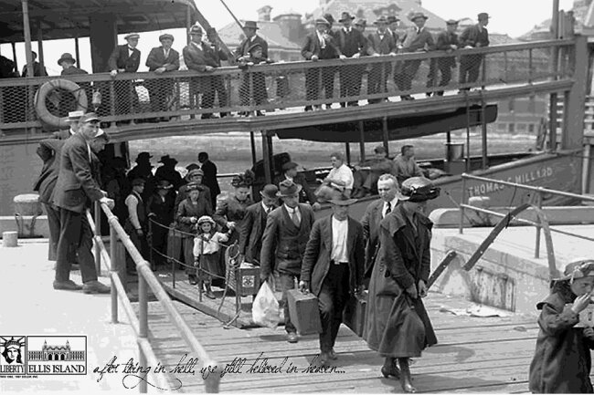 Ellis Island - Insel des amerikanischen Traums: Ankunft von Einwanderern auf der im Hudson River gelegenen Insel vor New York. 