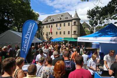 Unentdeckte Orte: Besucheransturm auf Schloss Lichtenstein - Tausende Menschen sind am Sonntag zum Schloss Lichtenstein in Westsachsen gepilgert.