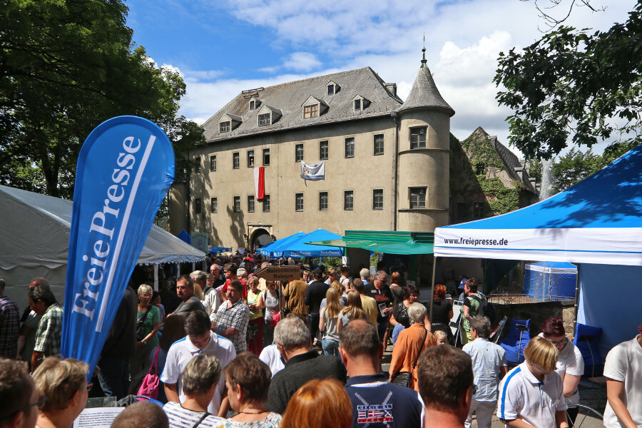 Unentdeckte Orte: Besucheransturm auf Schloss Lichtenstein - Tausende Menschen sind am Sonntag zum Schloss Lichtenstein in Westsachsen gepilgert.