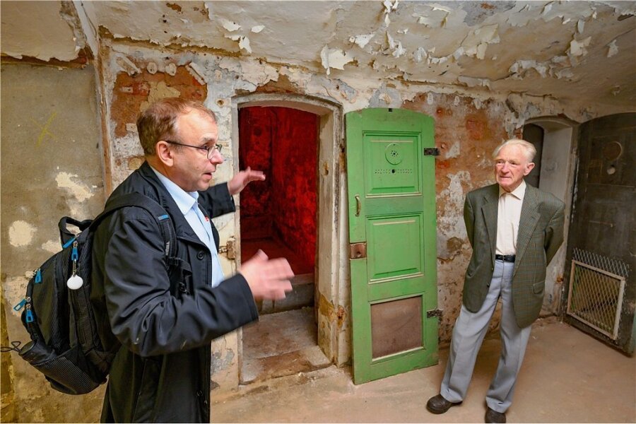 Der Stollberger Theo Schreckenbach (rechts) ist überzeugt: Hier befand sich die Wasserzelle des Frauengefängnisses auf Hoheneck. Links im Bild: Professor Stefan Appelius, Projektleiter für den Aufbau der Gedenkstätte.