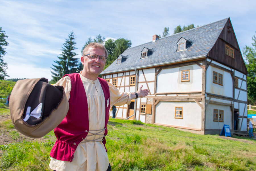 Unentdeckte Orte: Rund 800 Besucher in Silber-Schmelzhütte - Bauingenieur Bernd Schürer lud am Samstag in die vermutlich weltweit älteste erhaltene Schmelzhütte nach Schneeberg ein.