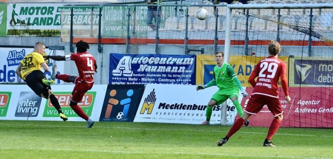 Unentschieden gegen Halberstadt: VfB Auerbach lässt zu Hause Punkte liegen - Auerbachs Torjäger Marc-Philipp Zimmermann vor dem gegnerischen Tor.
