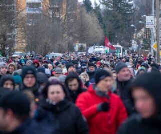 Unerlaubter Massenprotest gegen Coronapolitik - Menschenmassen zogen durch die Straßen in Zwönitz. 
