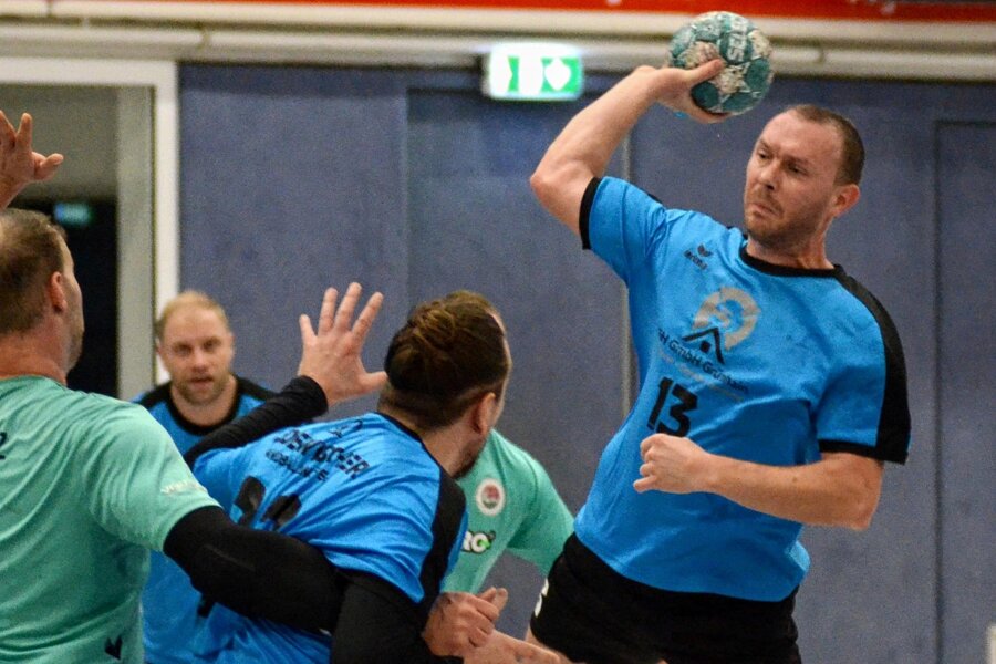 Unerwarteter Auswärtssieg: Rodewischer Handballwölfe bezwingen den Tabellenvierten - Rodewischs Sandro Zuber beim Torwurf.