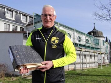 Unerwartetes Präsent vom Dachboden - Ulrich Reinel, Vorsitzender des TSV Oelsnitz, mit einem Ordner voller historischer Dokumente aus der Gründungszeit des Vereins.
