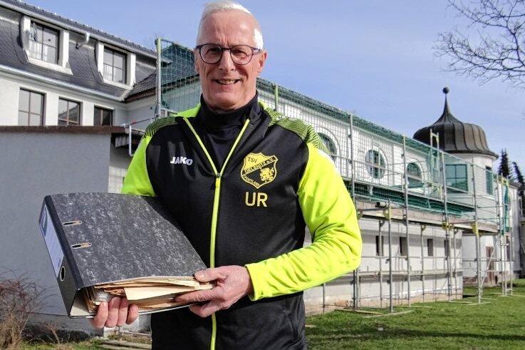 Unerwartetes Präsent vom Dachboden - Ulrich Reinel, Vorsitzender des TSV Oelsnitz, mit einem Ordner voller historischer Dokumente aus der Gründungszeit des Vereins.