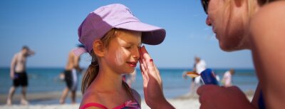 Unerwünschte Stoffe im Sonnenschutz - "Pfui, nicht so viel, das ist eklig!" Doch beim Sonnenschutz kann es eigentlich nie zu viel sein, sagen Hautärzte.
