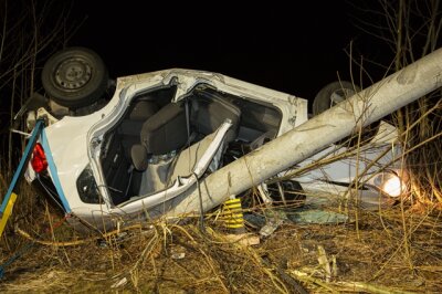 Unfälle in Elterlein und Oberwiesenthal: Feuerwehr befreit Männer aus ihren Autos - Bei dem Unfall in Elterlein erlitt der Fahrer dieses Wagens schwere Verletzungen.