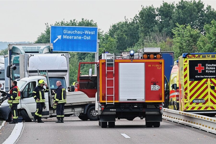 Unfälle auf A-4-Baustelle bei Glauchau: Warum es so oft am frühen Nachmittag kracht - Feuerwehr und Rettungsdienst waren im Baustellenbereich im Dauereinsatz. Im Juni war ein Transporter in die Leitplanke gefahren.