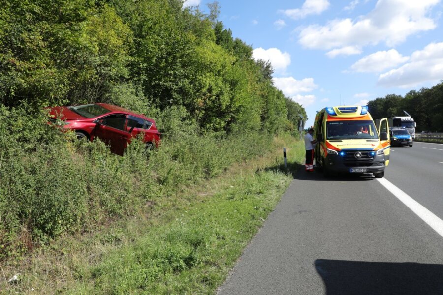 Unfälle auf A 4 - Toyota landet im Graben - Ein Toyota ist am Dienstagvormittag von der A 4 abgekommen.