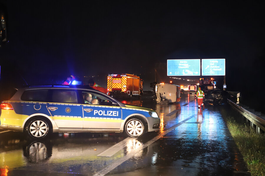 Unfälle auf der A 4 - in Richtung Chemnitz zeitweise voll gesperrt - Der zweite Unfall ereignete sich gegen 5 Uhr auf der A 4 in Höhe Kreuz Chemnitz.