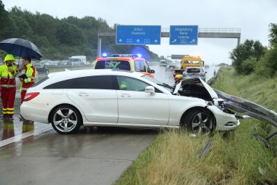 Unfälle auf nasser Fahrbahn - Stau auf der A 4 - Unfall auf der A 4 am Dreieck Nossen: Ein Mercedes prallt gegen einen Ford.