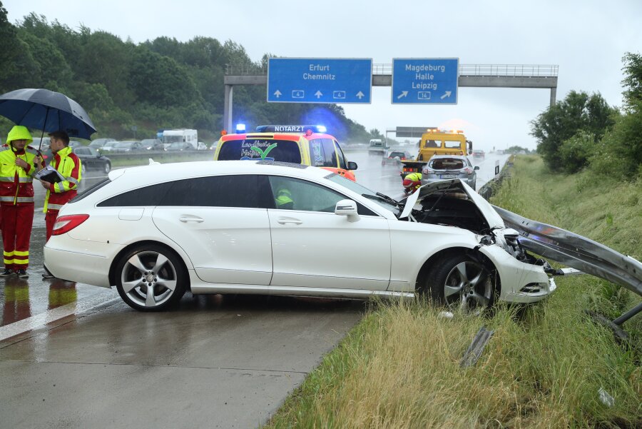 Unfälle auf nasser Fahrbahn - Stau auf der A 4 - Unfall auf der A 4 am Dreieck Nossen: Ein Mercedes prallt gegen einen Ford.