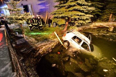 Unfälle durch Straßenglätte: Gleich zwei Autofahrer versenken ihre Fahrzeuge in Dorfteichen - Ein 19-Jähriger ist am Donnerstagabend in Zethau mit seinem Golf in einem Dorfteich gelandet.