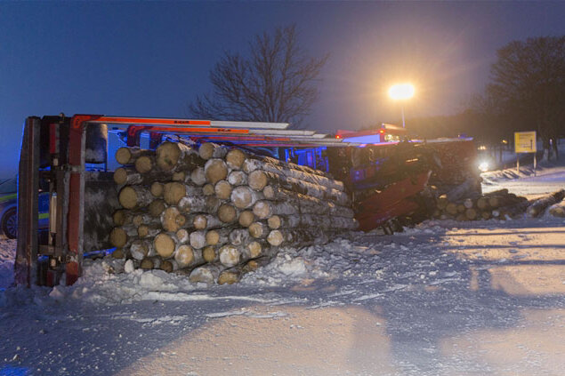 Unfälle im Erzgebirge: Holzlaster kippt in Straßengraben - Lkw fährt sich in Tiefschnee fest - Umgekippt im Straßengraben: Der mit Holz beladene Laster kam von der glatten S 220 ab.