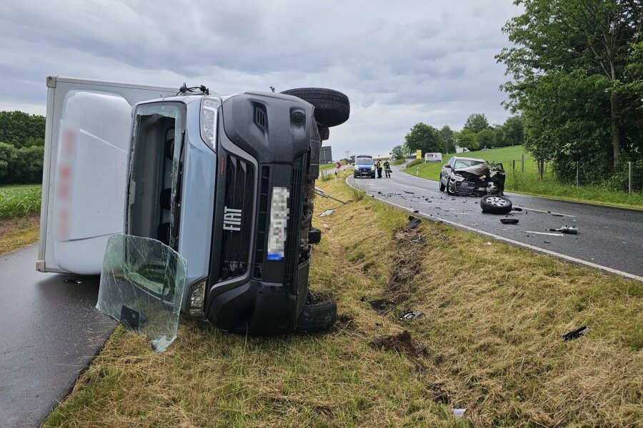 Unfälle mit Transportern in Werdau und Lichtentanne: Vier Personen in Klinik gebracht - In Steinpleis war eine Audi-Fahrerin auf die Gegenfahrbahn gekommen und mit einem Kleintransporter kollidiert.