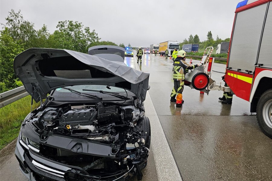 Unfälle wegen Aquaplaning haben auf der A4 bei Hohenstein-Ernstthal für Staus gesorgt - Nach einem Unfall auf der A 4 bei Hohenstein-Ernstthal war die Feuerwehr im Einsatz.