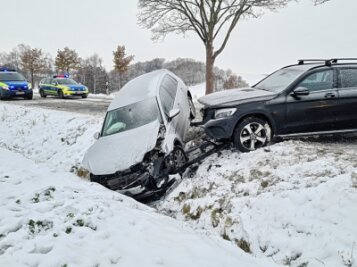 Unfälle wegen Glätte führen zu Straßensperrungen - Auf der B 173 bei Schönfels stießen am Montagmorgen ein VW (links) und eine Mercedes frontal zusammen. 