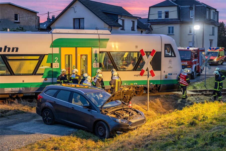 Unfall am Bahngleis Rebesgrün: Ford wird von Zug erfasst - Ein Ford wurde beim Queren der Bahngleise in Rebesgrün von einem Triebwagen der Vogtlandbahn erfasst.