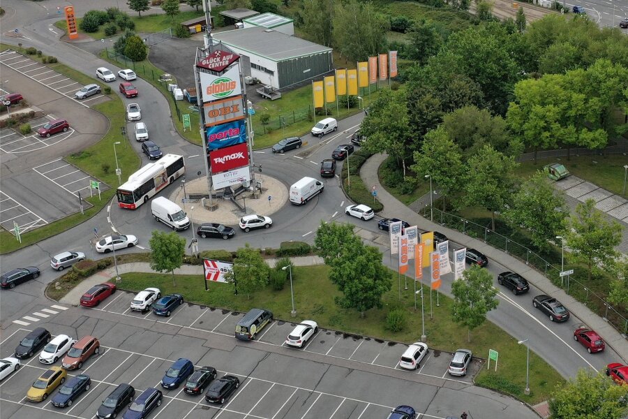 Unfall am Globus-Parkplatz in Zwickau: Dacia kollidiert mit Bus - Am Parkplatz des Einkaufscenters an der Äußeren Schneeberger Straße gab es einen Unfall.