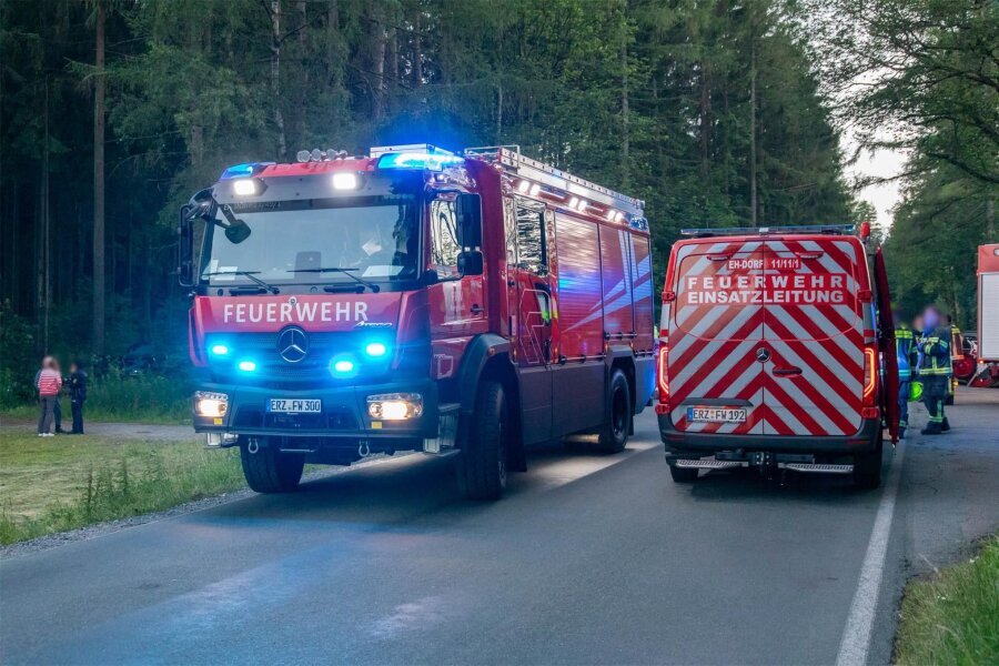 Unfall am Kalten Muff bei Ehrenfriedersdorf: Fahrt eines Seat endet im Wald - Ein schwerer Verkehrsunfall hat sich am Sonntagabend auf der Straße am Kalten Muff ereignet.