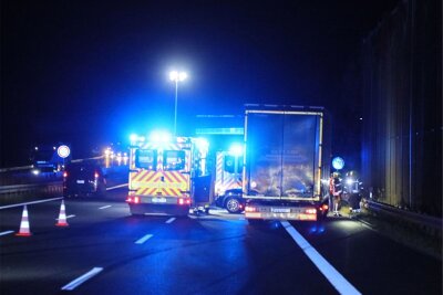 Unfall am Kreuz Chemnitz auf der A 72: Lkw rammt BMW - Eine 41-jährige Autofahrerin ist bei einem Unfall am Mittwochabend auf der A 72 verletzt worden.