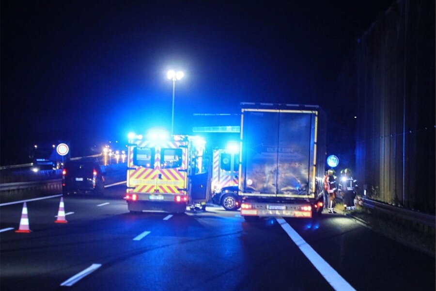 Unfall am Kreuz Chemnitz auf der A 72: Lkw rammt BMW - Eine 41-jährige Autofahrerin ist bei einem Unfall am Mittwochabend auf der A 72 verletzt worden.