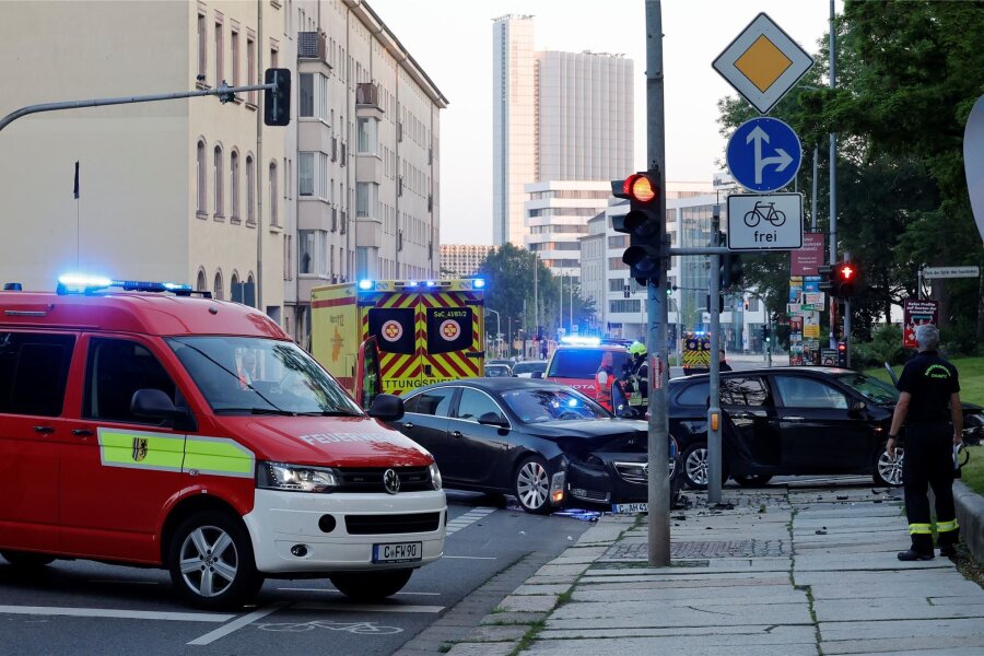 Unfall am Morgen in Chemnitz: Zwei Verletzte auf der Zschopauer Straße - Feuerwehr und Rettungsdienst waren im Einsatz.